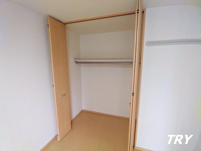 収納　コートも収納できるクローゼット付き