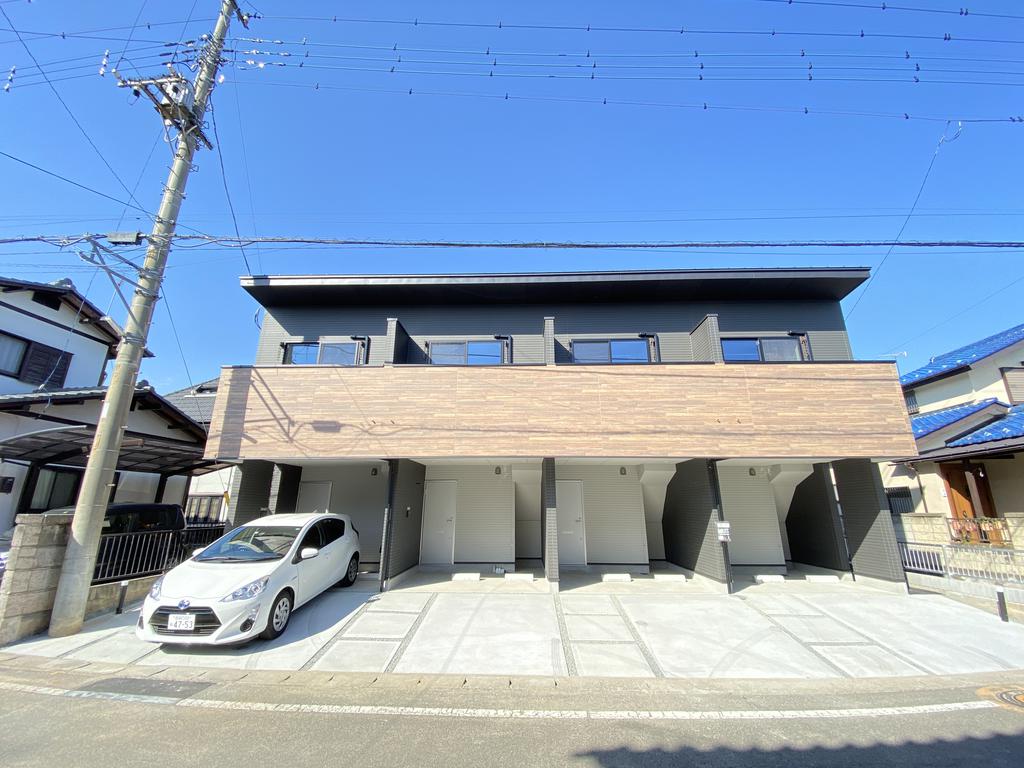 建物外観　目の前の道は車通りが少なく駐車が楽です♪