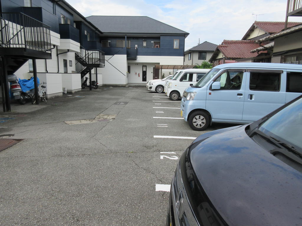 【加古郡播磨町大中のアパートの駐車場】