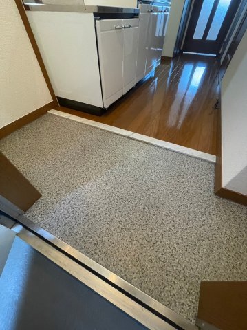 玄関　外からの目が気にならないバルコニーで洗濯物が干せます