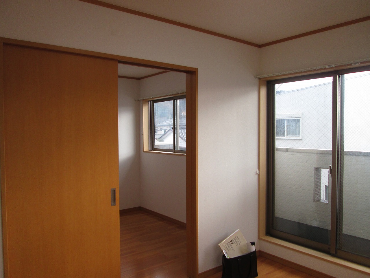 居室・リビング　明るい南西向きの窓