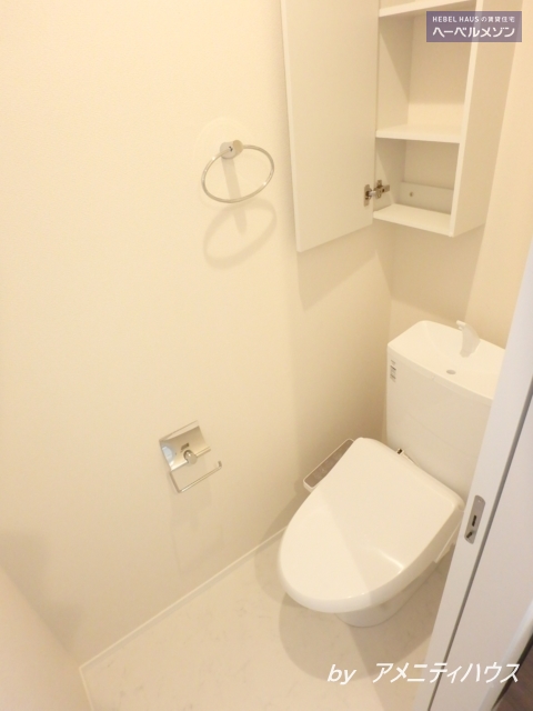トイレ　●温水洗浄暖房便座付きの快適なトイレスペース。