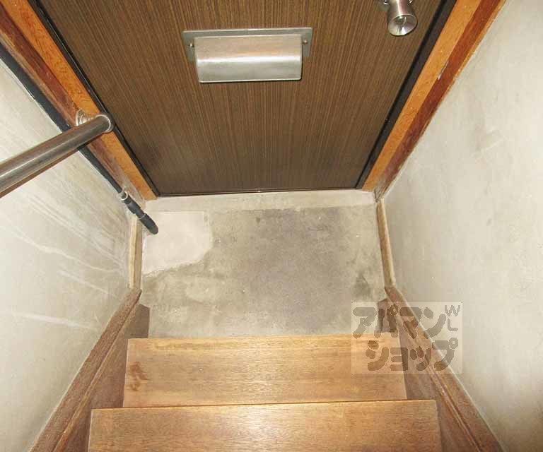 玄関　２－３号室の写真です。