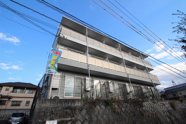 広島市東区戸坂大上のアパートの建物外観