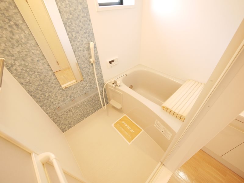 バス・シャワールーム　追焚き給湯、シャワー