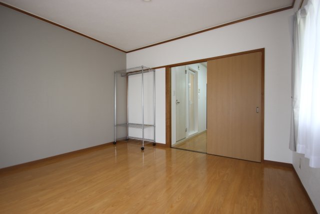 居室・リビング　同物件別室