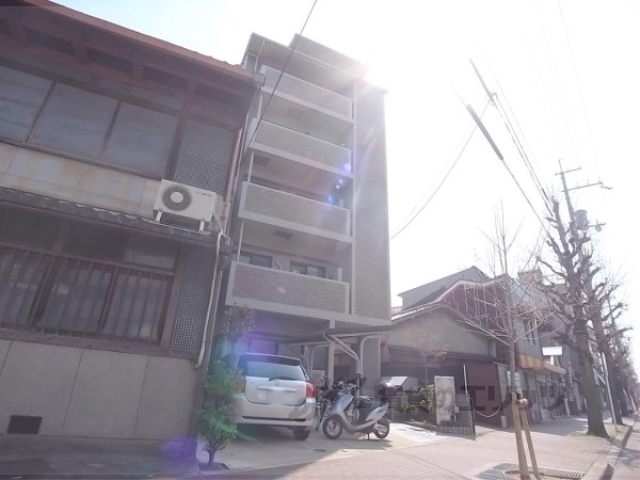 京都市上京区東今小路町のマンションの建物外観