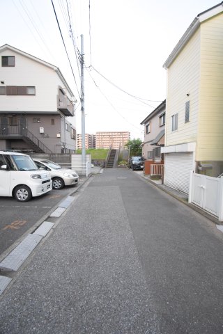 【横浜市鶴見区下末吉のアパートの駐車場】