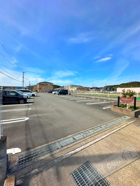 【海南市岡田のアパートの駐車場】