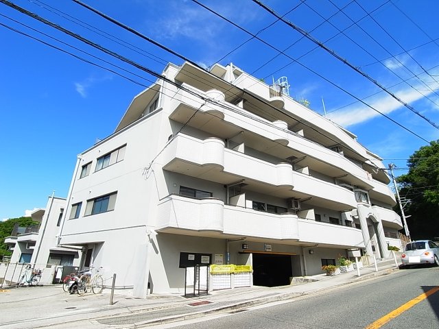 神戸市須磨区多井畑のマンションの建物外観