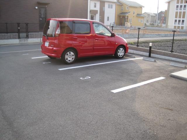 【高松市香西南町のマンションの駐車場】