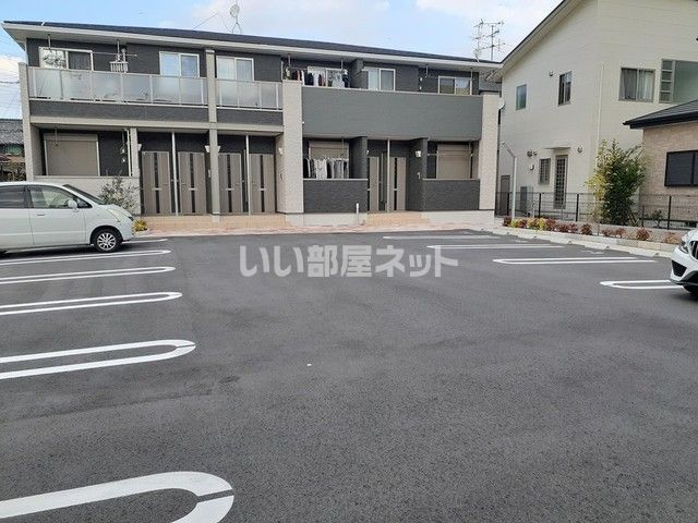 【大和高田市大字市場のアパートの駐車場】