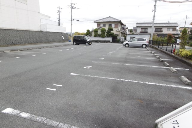 【大和高田市大字市場のアパートの駐車場】