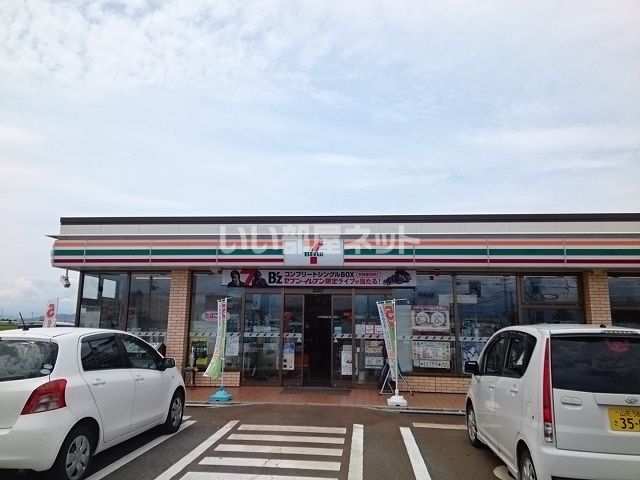 コンビニ　セブンイレブン河北谷地ひな市３丁目店（コンビニ）まで744m