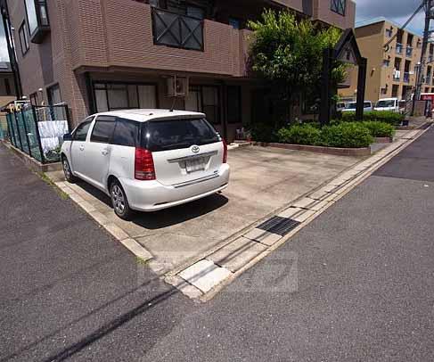 【宇治市五ケ庄のマンションの駐車場】