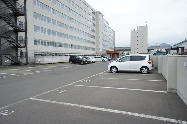 【札幌市西区八軒一条東のマンションの駐車場】