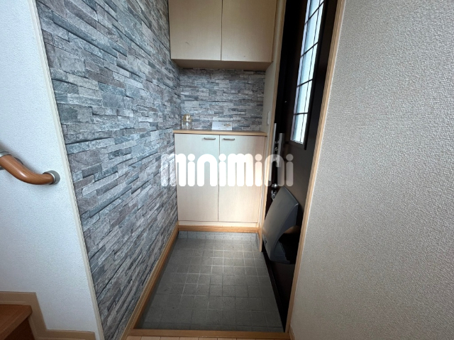 玄関　上下に分かれた下駄箱ですね。