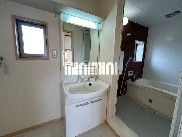 洗面設備　朝には欠かせない洗髪化粧洗面台付き。