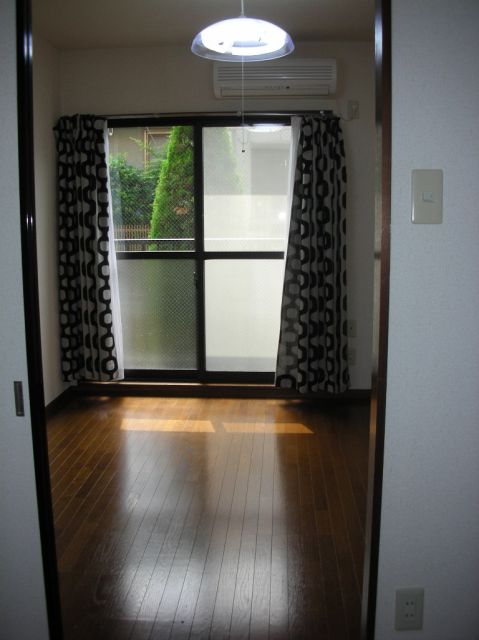 居室・リビング　明るい洋間です