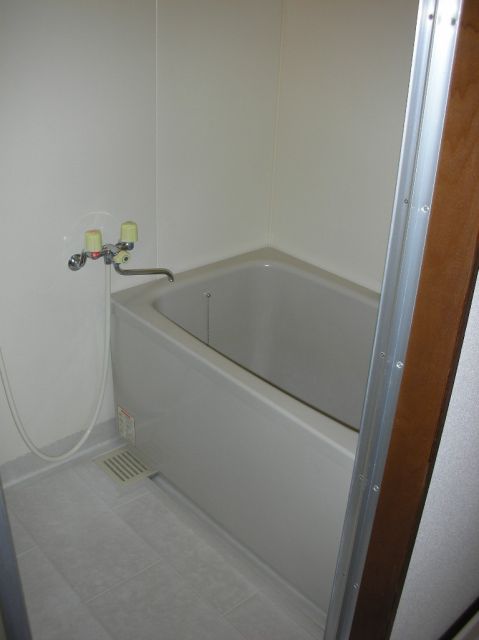 バス・シャワールーム　清潔感のある浴室