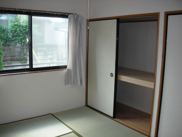 その他共有部分　押入れと窓のある和室