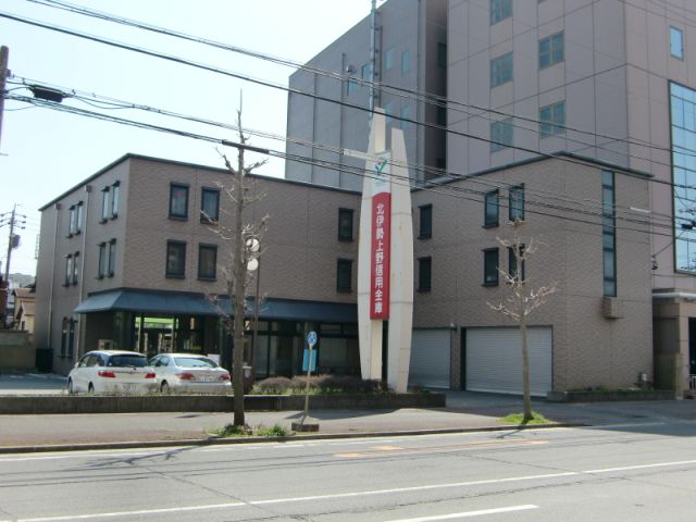 銀行　北伊勢上野信用金庫（銀行）まで390m