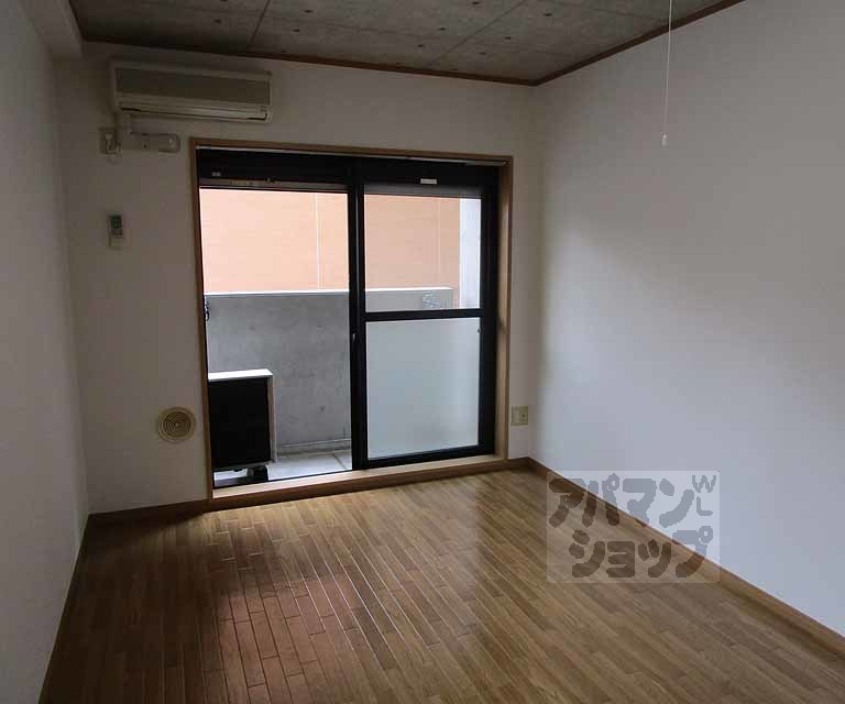 居室・リビング　１０１号室の写真です。