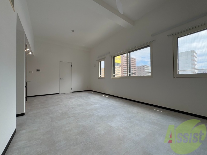 居室・リビング　フローリングや壁の色がお洒落な印象のリビングです。