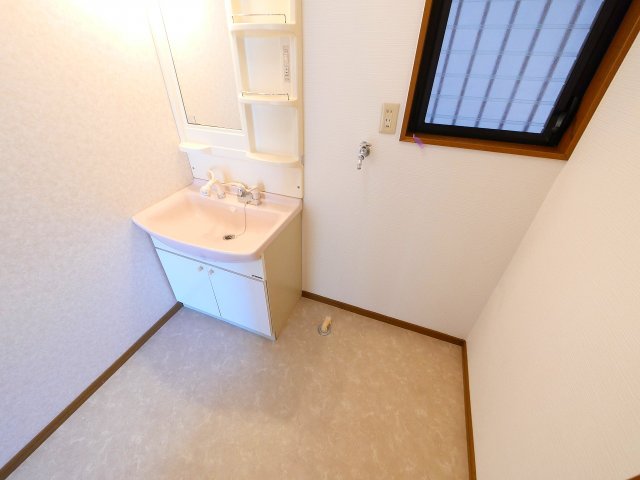 洗面設備　明るい洗面所です