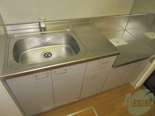 キッチン　シンプルなキッチンです。一人暮らしにはちょうどいいサイズ