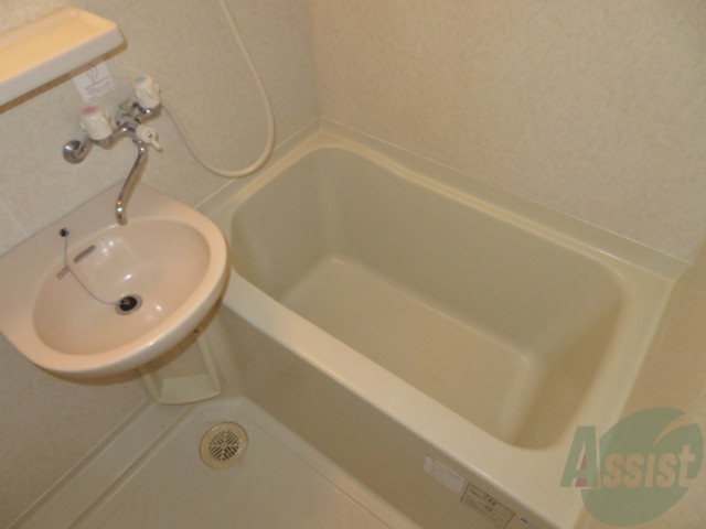 バス・シャワールーム　バスルームはこちらです。広々としてゆったり休めます。