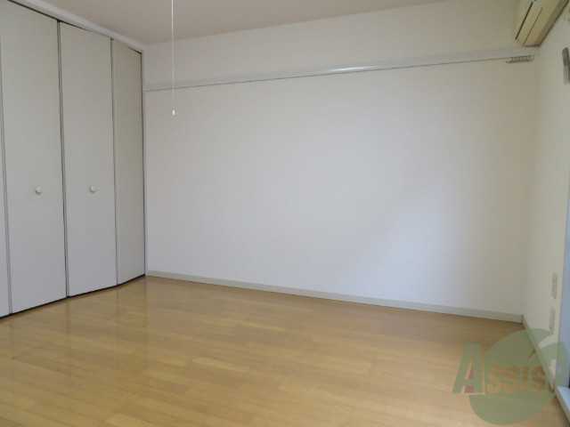 その他部屋・スペース　別の角度から洋室を撮影しました。日射しがあり明るい印象。