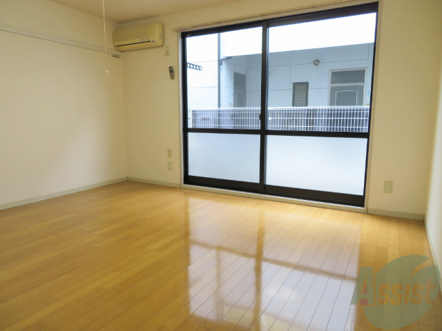 居室・リビング　９帖の洋室です。広々として、きれいですね。