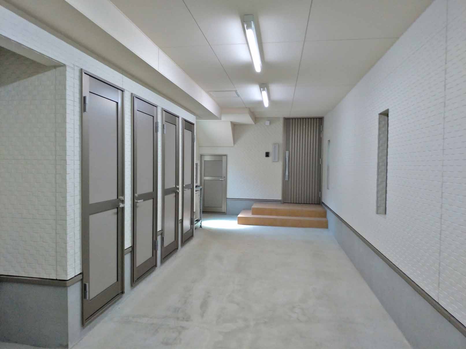 駐車場　屋内駐車場　収納付き