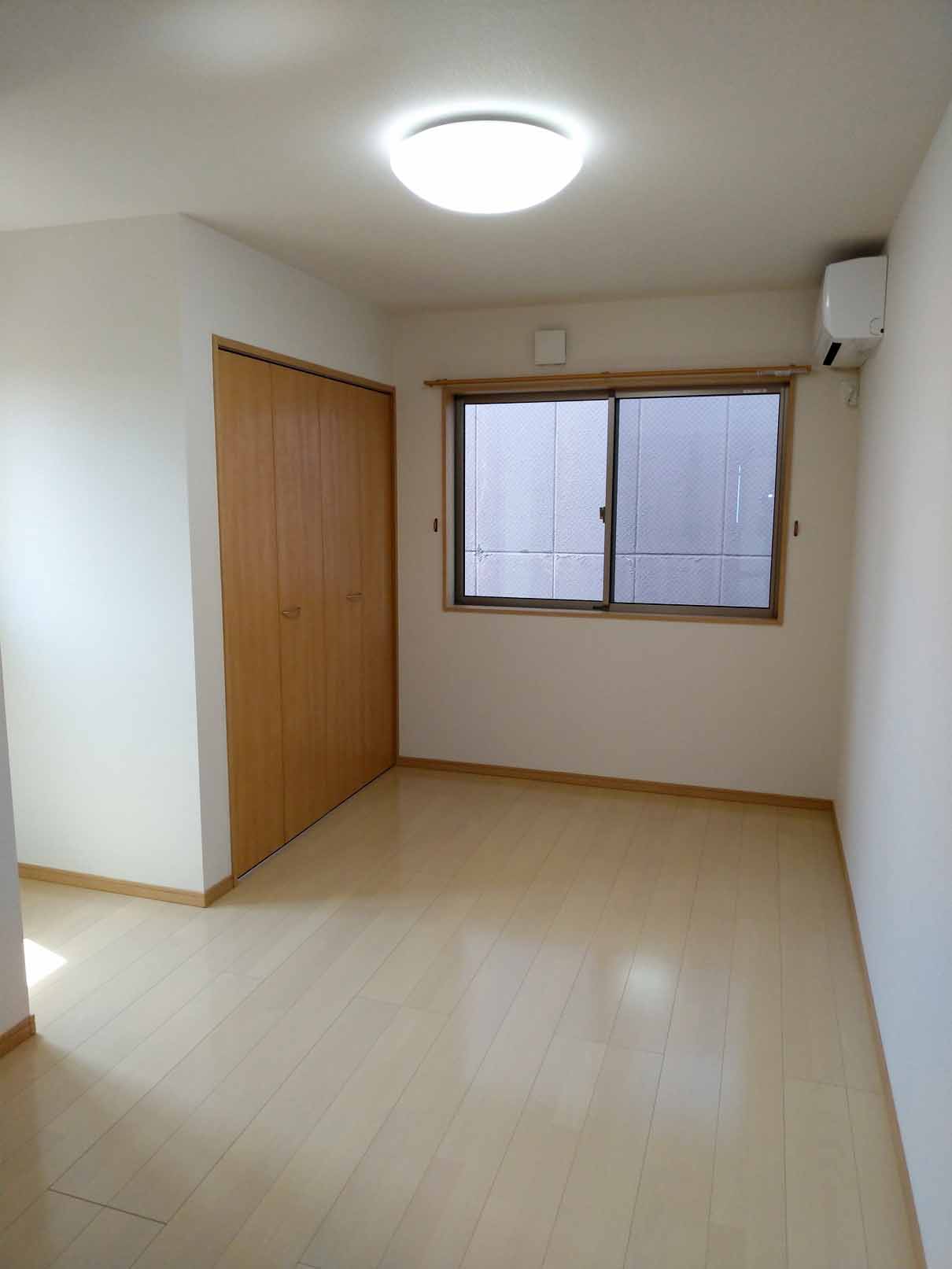 居室・リビング　洋室6.8帖　エアコン付き