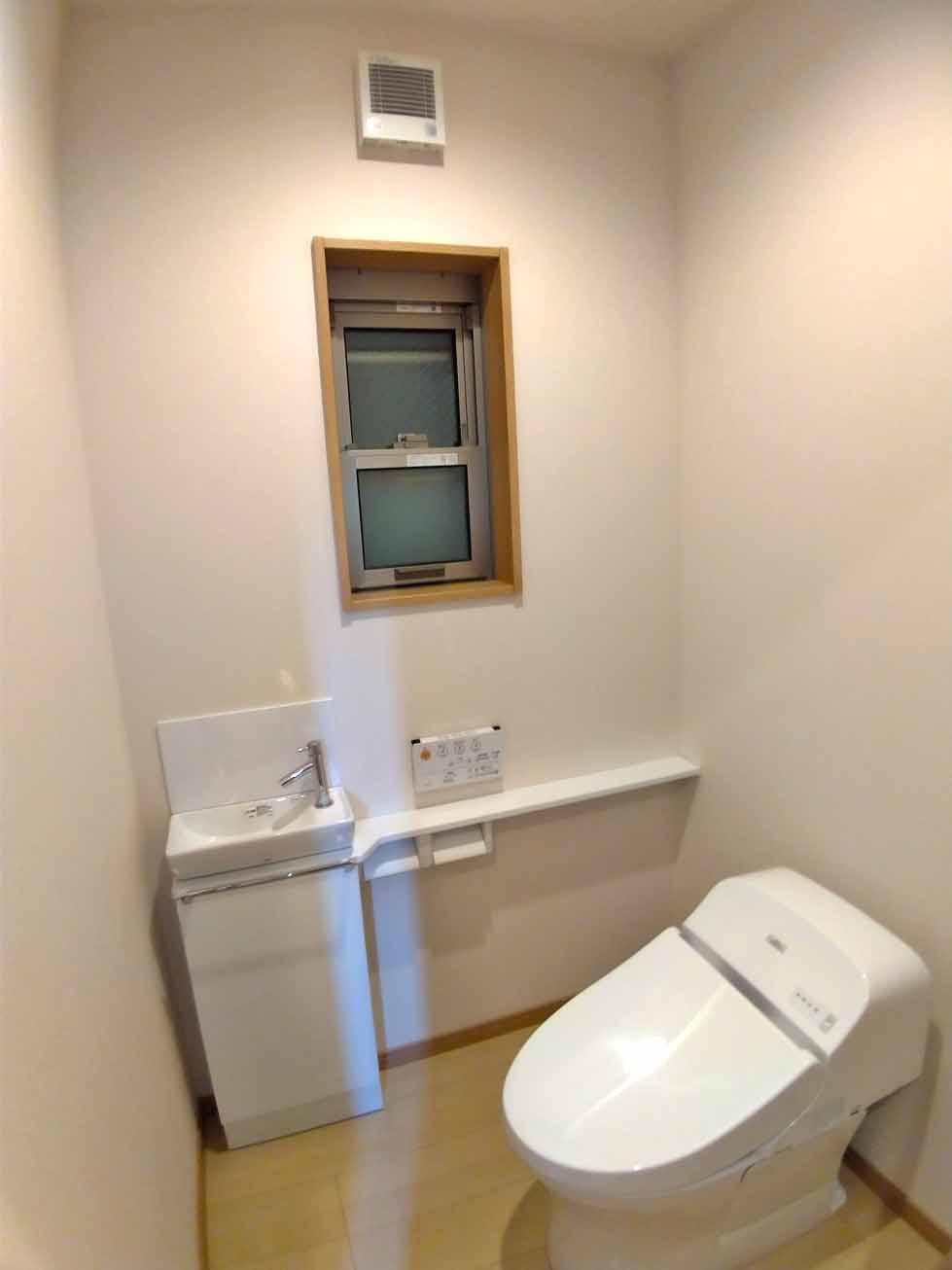 トイレ　1Fタンクレストイレ　手洗いカウンター付き