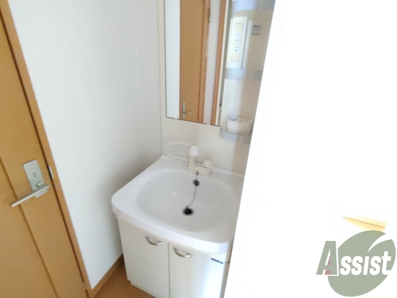 洗面設備　洗面台はシャワーノズルも付いて便利に活用できます