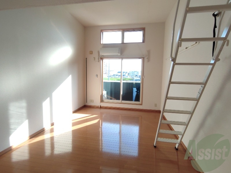 居室・リビング　広くきれいなリビングは明るい光も良く差します。