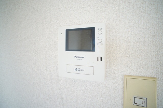 セキュリティ　来訪者の姿を確認できるＴＶモニター付インターホン設置済です！