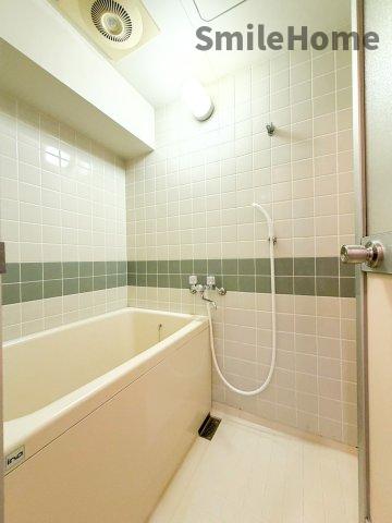 バス・シャワールーム　ちょうどいいサイズのお風呂です。お掃除も楽にできますよ。