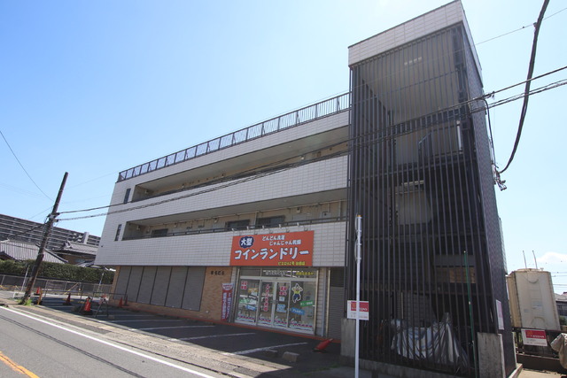 建物外観　２駅利用可。南西向きの日当たりのよい物件です。