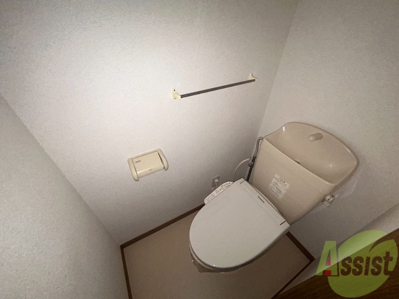 トイレ　トイレはウォシュレット機能付きです。安心して使用できますね。