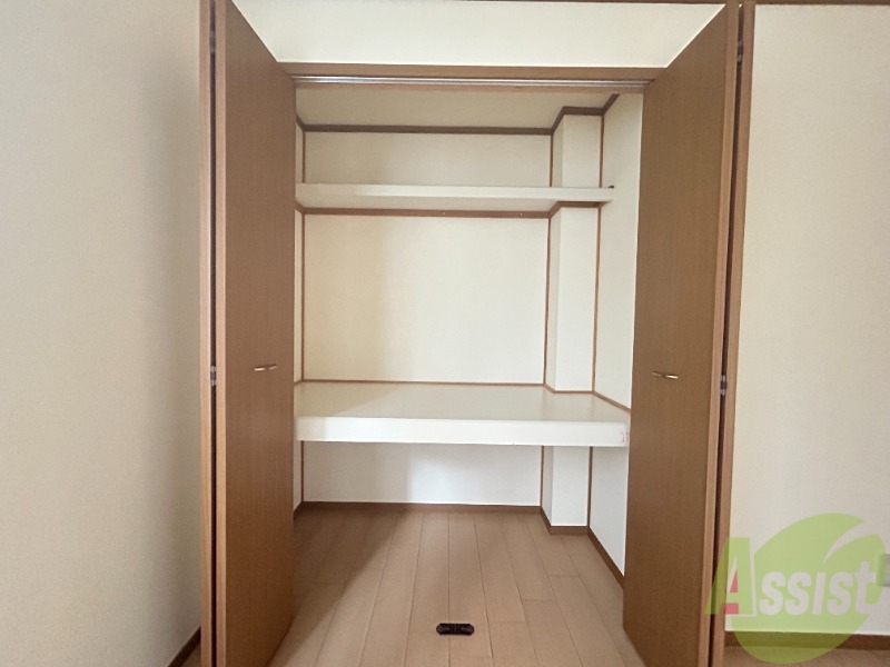 収納　クローゼットを開けてみました。幅があり広めですね。