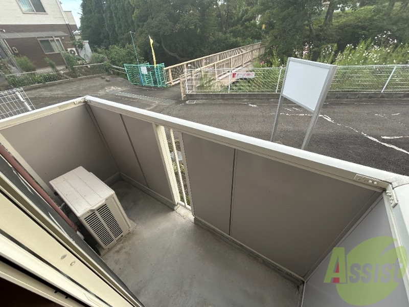 バルコニー　バルコニーは洗濯物を干すのに十分な広さです。