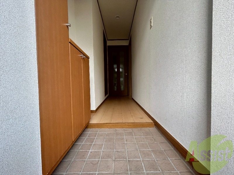 玄関　玄関からの様子です。すぐ部屋が見えないのは安心ですね。