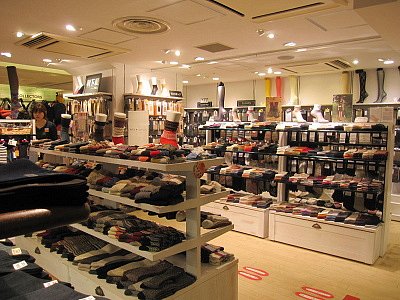 ショッピングセンター　靴下屋東急プラザ蒲田（ショッピングセンター）まで182m