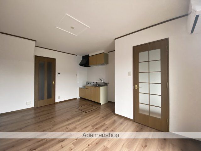 DUPLEX 国王81Aの居間写真