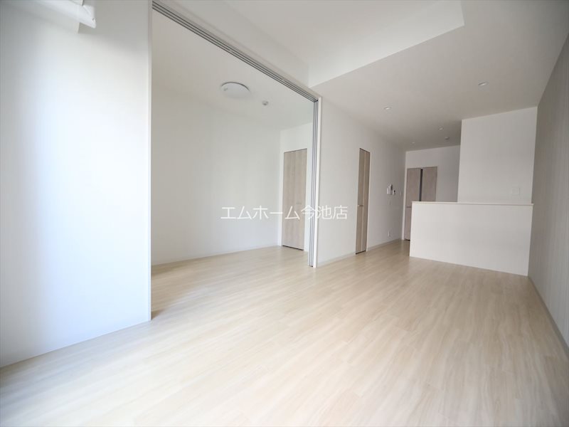 居室・リビング　LDK14.0帖　エアコン付　収納付　バルコニーに面していま