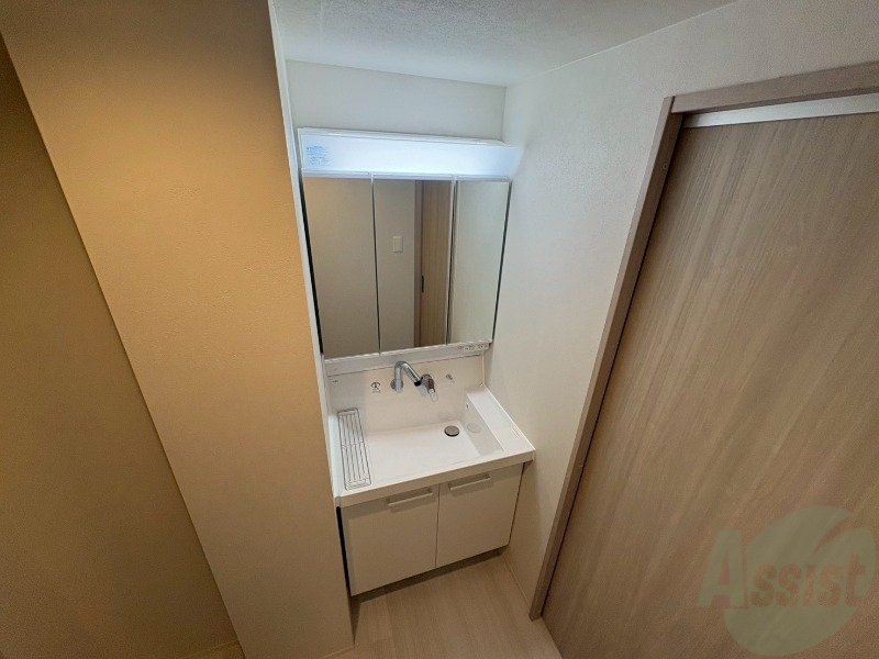 洗面設備　大きくて使いやすそうな独立洗面台になっています。