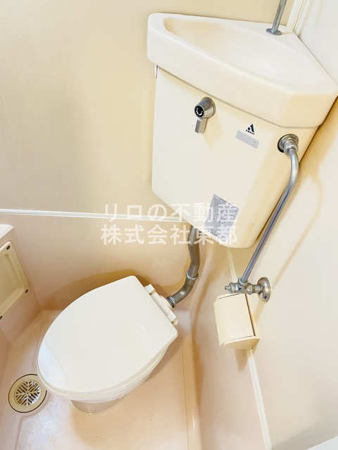 トイレ　白基調で清潔感のあるトイレです♪